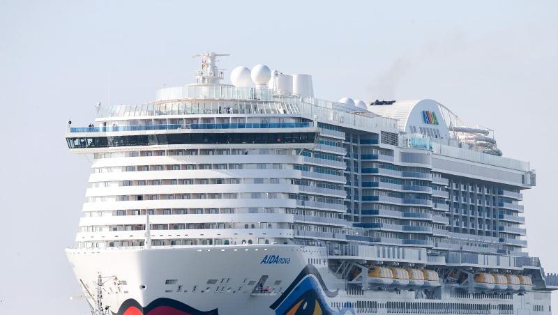 Die Rostocker Kreuzfahrtreederei Aida Cruises stellt die Fahrten ihrer 14 Schiffe umfassenden Flotte wegen der Ausbreitung des Coronavirus zunächst bis Anfang April ein. Die Rostocker Kreuzfahrtreederei Aida Cruises stellt die Fahrten ihrer 14 Schiffe umfassenden Flotte wegen der Ausbreitung des Coronavirus zunächst bis Anfang April ein.