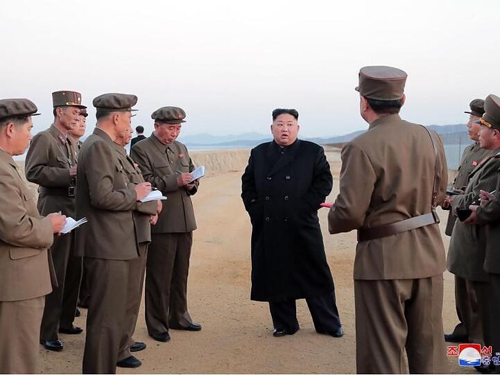 Die von der staatlichen nordkoreanischen Nachrichtenagentur KCNA zur Verfügung gestellte Aufnahme soll Kim Jong Un auf einer Teststelle des nationalen Verteidigungsinstituts zeigen.