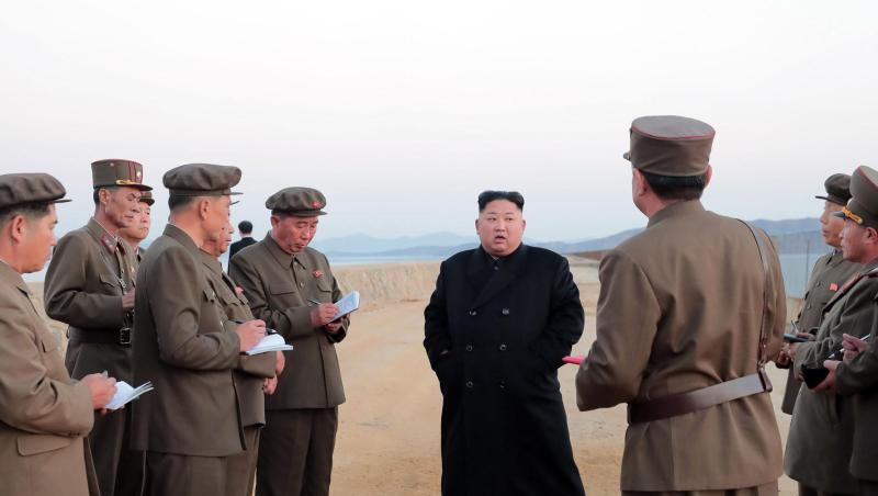 Die von der staatlichen nordkoreanischen Nachrichtenagentur KCNA zur Verfügung gestellte Aufnahme soll Kim Jong Un auf einer Teststelle des nationalen Verteidigungsinstituts zeigen. Die von der staatlichen nordkoreanischen Nachrichtenagentur KCNA zur Verfügung gestellte Aufnahme soll Kim Jong Un auf einer Teststelle des nationalen Verteidigungsinstituts zeigen.