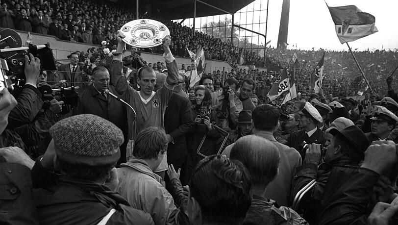 Sein größter sportlicher Triumph - und der größte Erfolg des TSV 1860: 1966 führt Peter Grosser die Löwen als Kapitän zur Meisterschaft. Sein größter sportlicher Triumph - und der größte Erfolg des TSV 1860: 1966 führt Peter Grosser die Löwen als Kapitän zur Meisterschaft.