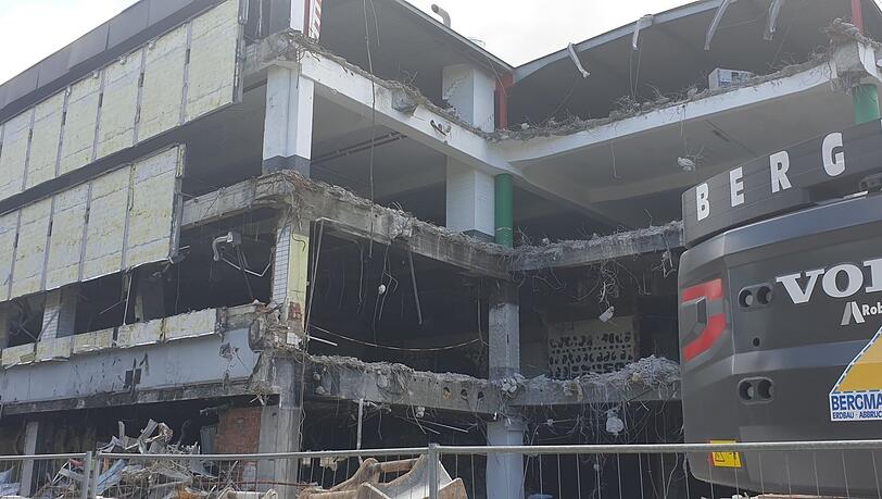 Ausgeweidet und entblößt, wie nach einer Explosion: Bald verschwindet das Traditions-Kaufhaus am Nordbad komplett.
