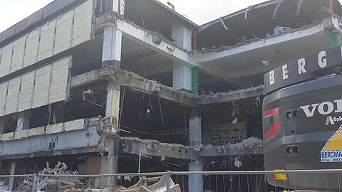 Ausgeweidet und entblößt, wie nach einer Explosion: Bald verschwindet das Traditions-Kaufhaus am Nordbad komplett.