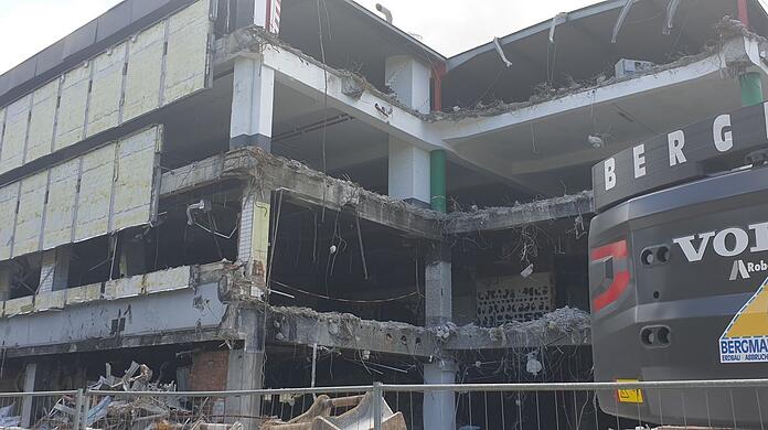 Ausgeweidet und entblößt, wie nach einer Explosion: Bald verschwindet das Traditions-Kaufhaus am Nordbad komplett.