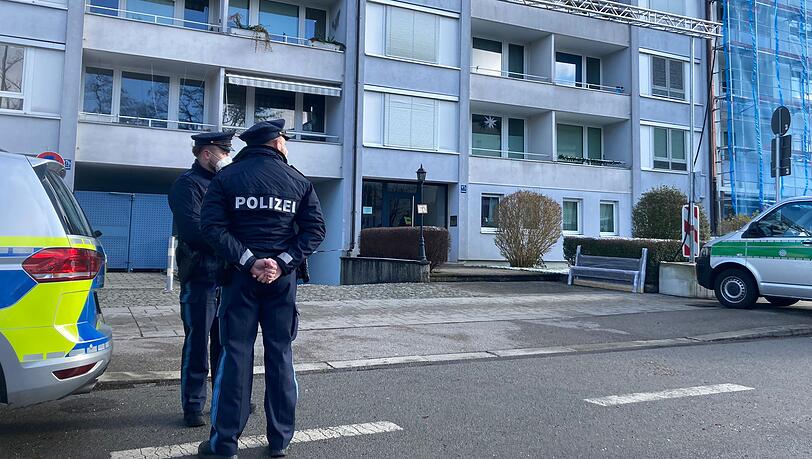 Polizisten stehen am Einsatzort in der Balanstraße. Polizisten stehen am Einsatzort in der Balanstraße.