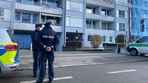 Polizisten stehen am Einsatzort in der Balanstraße.