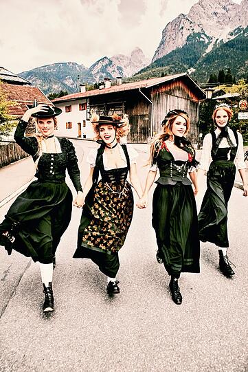 Fast schon brav diese Besten Freundinnen: Vier Mädel auf dem Weg... zur Wiesn?