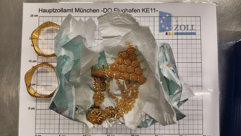 Diesen Goldschmuck hat eine 25-Jährige in Babywindeln versteckt. Den Zoll konnte sie damit aber nicht überlisten. Diesen Goldschmuck hat eine 25-Jährige in Babywindeln versteckt. Den Zoll konnte sie damit aber nicht überlisten.