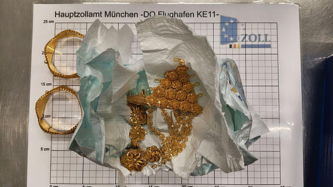 Diesen Goldschmuck hat eine 25-Jährige in Babywindeln versteckt. Den Zoll konnte sie damit aber nicht überlisten.