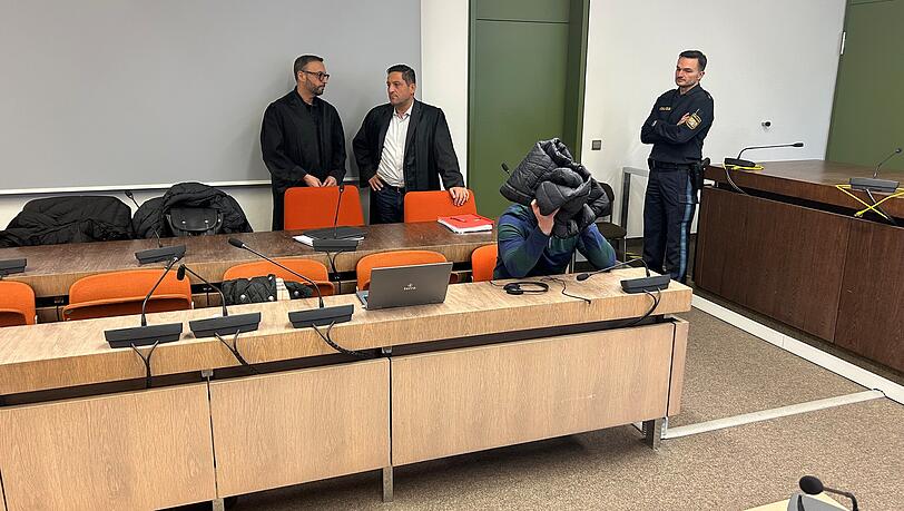 Der Angeklagte mit seinen Anwälten Ömer Sahinci und Adam Ahmed (l.). Der Angeklagte mit seinen Anwälten Ömer Sahinci und Adam Ahmed (l.).