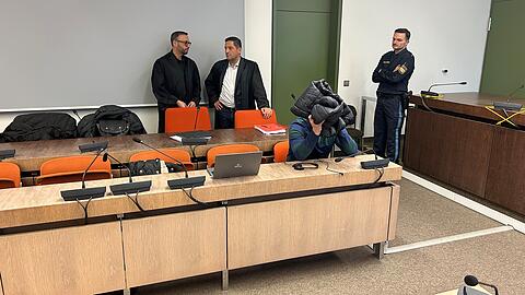 Der Angeklagte mit seinen Anw&auml;lten &Ouml;mer Sahinci und Adam Ahmed (l.).