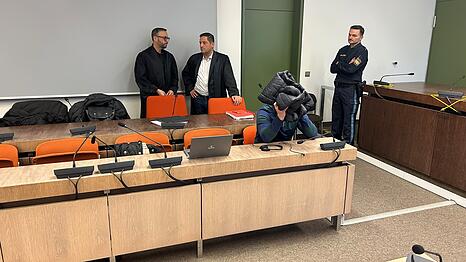 Der Angeklagte mit seinen Anw&auml;lten &Ouml;mer Sahinci und Adam Ahmed (l.).