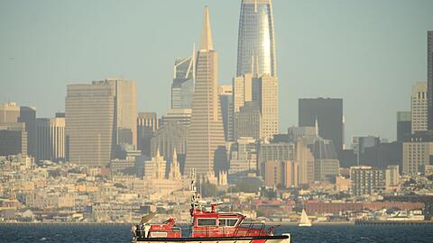 In der Bucht von San Francisco ist ein Boot gekentert.