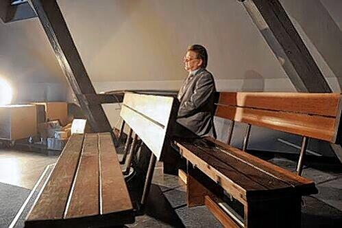 Hans-Christian Täubrich, Chef des Doku-Zentrums, hat auf einer Original-Anklagebank der Nürnberger Prozesse Platz genommen. Zwei dieser Möbelstücke sind erhalten geblieben und bereichern jetzt das Museum &bdquo;Memorium&ldquo;.
