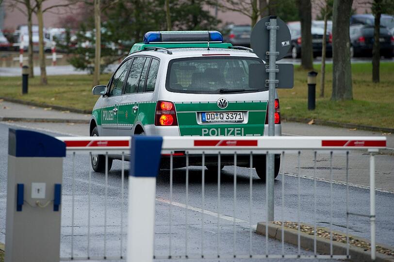 Ein Dienstwagen der Polizei fährt auf dem Gelände des Landeskriminalamts Sachsen (LKA) in Dresden (Sachsen). Ein sächsischer Polizist soll einen Mann aus Niedersachsen aus perversen Motiven getötet haben.