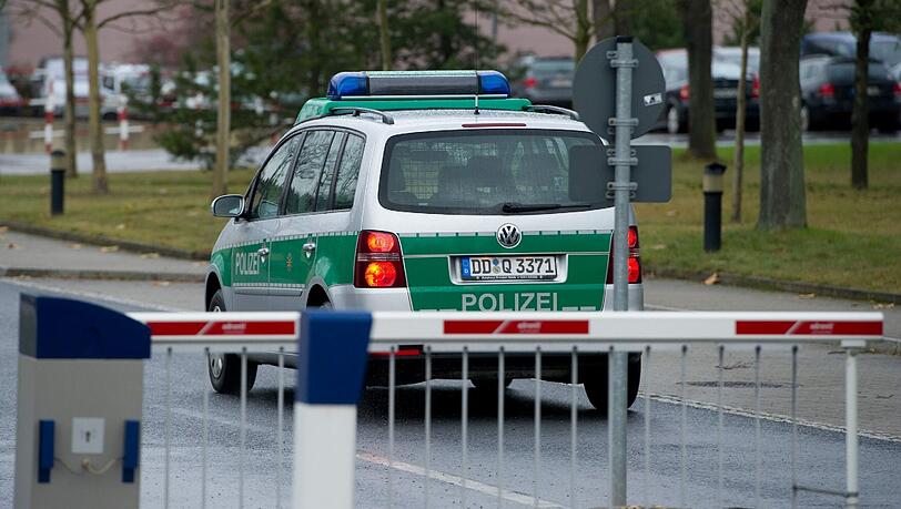 Ein Dienstwagen der Polizei fährt auf dem Gelände des Landeskriminalamts Sachsen (LKA) in Dresden (Sachsen). Ein sächsischer Polizist soll einen Mann aus Niedersachsen aus perversen Motiven getötet haben. Ein Dienstwagen der Polizei fährt auf dem Gelände des Landeskriminalamts Sachsen (LKA) in Dresden (Sachsen). Ein sächsischer Polizist soll einen Mann aus Niedersachsen aus perversen Motiven getötet haben.