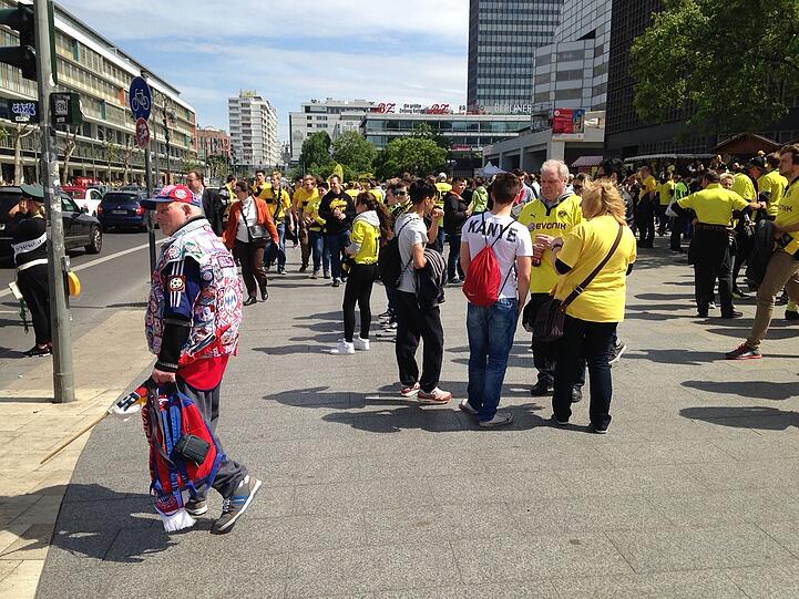 Das Berliner Stadtbild wird ganz klar von den Fans des BVB dominiert. Man kann jedoch immer mal wieder einen FCB-Fan erblicken.
