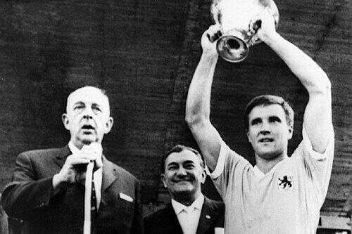13.06.64: Durch ein 2:0 gegen Eintracht Frankfurt gewinnen die Löwen nach 1942 zum zweiten Mal den DFB-Pokal. Hier im Bild: Rudi Brunnenmeier (r.)
