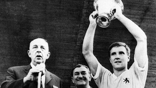 13.06.64: Durch ein 2:0 gegen Eintracht Frankfurt gewinnen die Löwen nach 1942 zum zweiten Mal den DFB-Pokal. Hier im Bild: Rudi Brunnenmeier (r.) 13.06.64: Durch ein 2:0 gegen Eintracht Frankfurt gewinnen die Löwen nach 1942 zum zweiten Mal den DFB-Pokal. Hier im Bild: Rudi Brunnenmeier (r.)