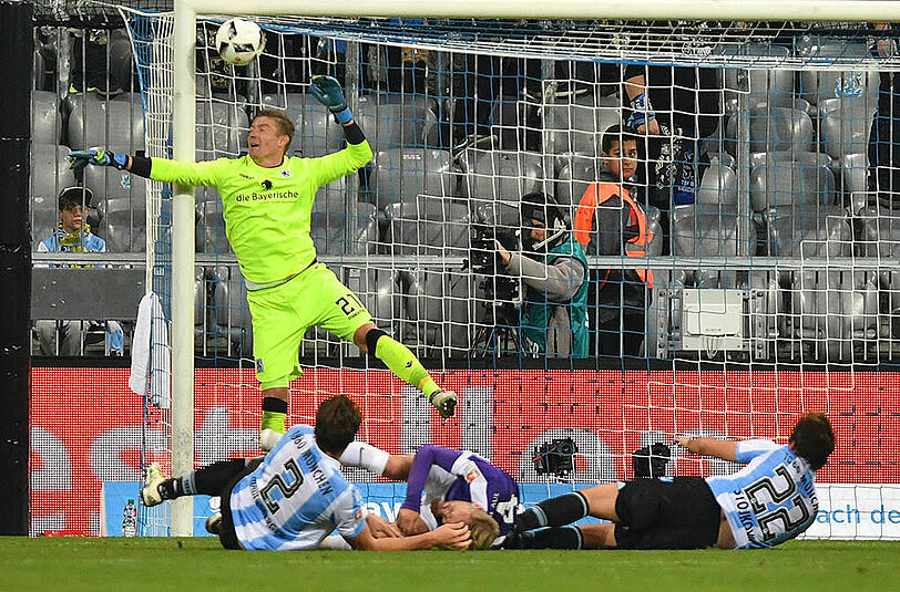 JAN ZIMMERMANN: NOTE 5 - Ungewohnte Unsicherheiten bei mehreren Aue-Chancen. Klarer Torwartfehler beim 1:2, als er ohne Chance auf den Ball herauskam. Nicht der Tag des Keepers.