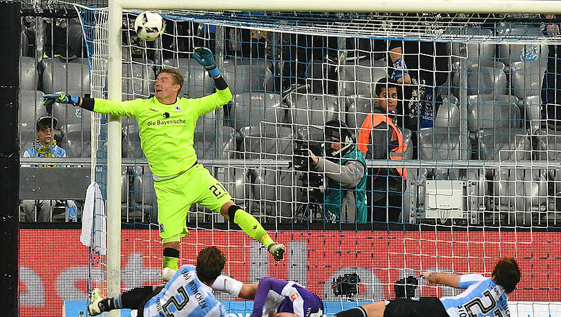 JAN ZIMMERMANN: NOTE 5 - Ungewohnte Unsicherheiten bei mehreren Aue-Chancen. Klarer Torwartfehler beim 1:2, als er ohne Chance auf den Ball herauskam. Nicht der Tag des Keepers. JAN ZIMMERMANN: NOTE 5 - Ungewohnte Unsicherheiten bei mehreren Aue-Chancen. Klarer Torwartfehler beim 1:2, als er ohne Chance auf den Ball herauskam. Nicht der Tag des Keepers.