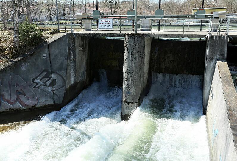 Die Isar rauscht ganz schön kräftig durch den Flaucher.