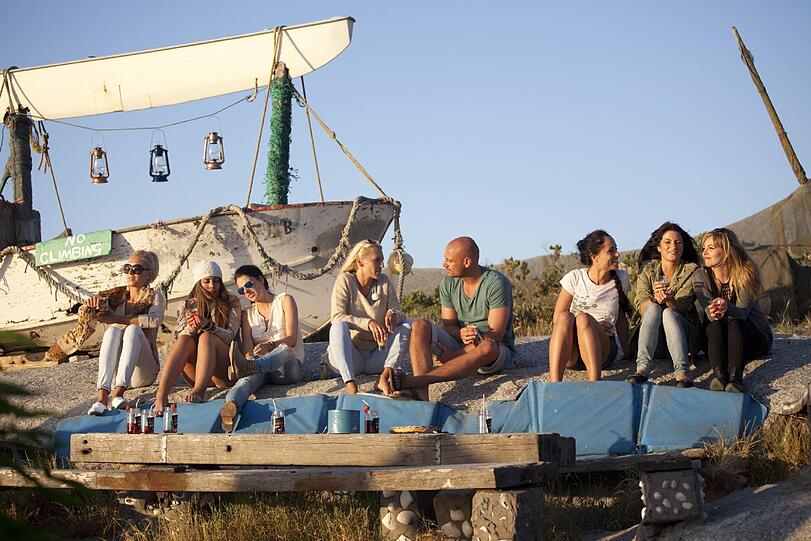 Helen, Ela, Nadja, Susanne, Christian, Maggie, Anne und Lisa genießen den Sonnenuntergang am Strand von Langebaan.