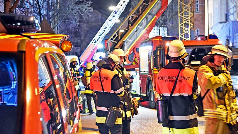 Bei dem Großbrand in Schwabing entsteht ein Millionenschaden. Die Feuerwehr ist mit 120 Mann vor Ort.