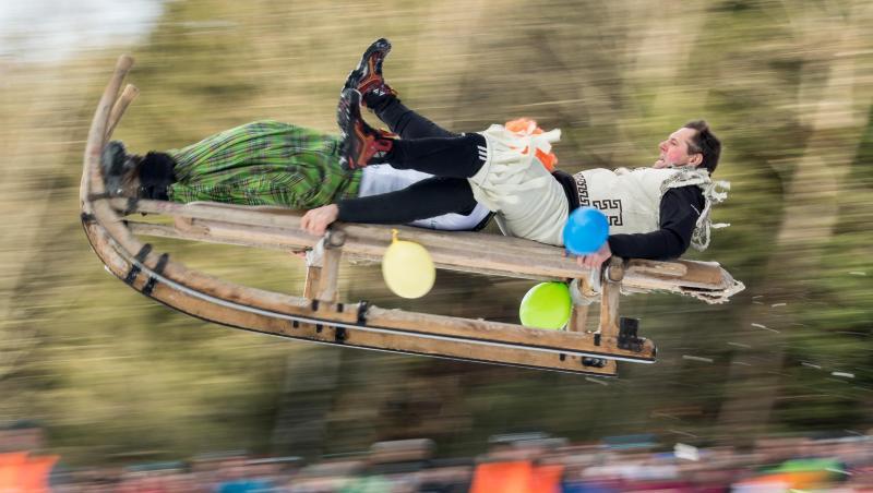 Ein Schnabel-Schlitten mit 2 Personen als Besatzung springt im Zielbereich an den Zuschauern vorbei. Foto: Peter Kneffel Ein Schnabel-Schlitten mit 2 Personen als Besatzung springt im Zielbereich an den Zuschauern vorbei. Foto: Peter Kneffel