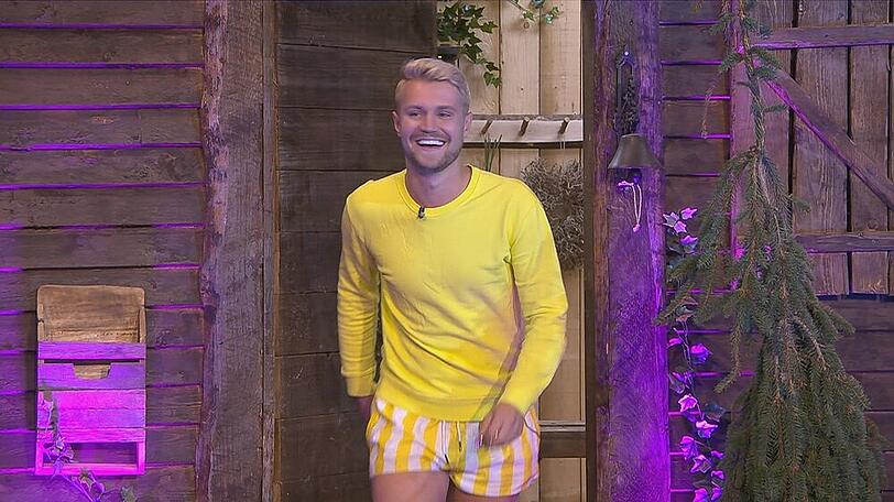 Aaron Königs während seines Auszugs bei "Promi Big Brother": Trauer sieht anders aus.