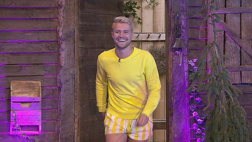 Aaron Königs während seines Auszugs bei "Promi Big Brother": Trauer sieht anders aus. Aaron Königs während seines Auszugs bei "Promi Big Brother": Trauer sieht anders aus.