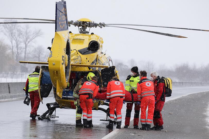 Der Fahrer des Pickups (54) und seine 20 Jahre alte Beifahrerin wurden bei dem Unfall schwer verletzt und kamen mit je einem Rettungshubschrauber ins Krankenhaus.