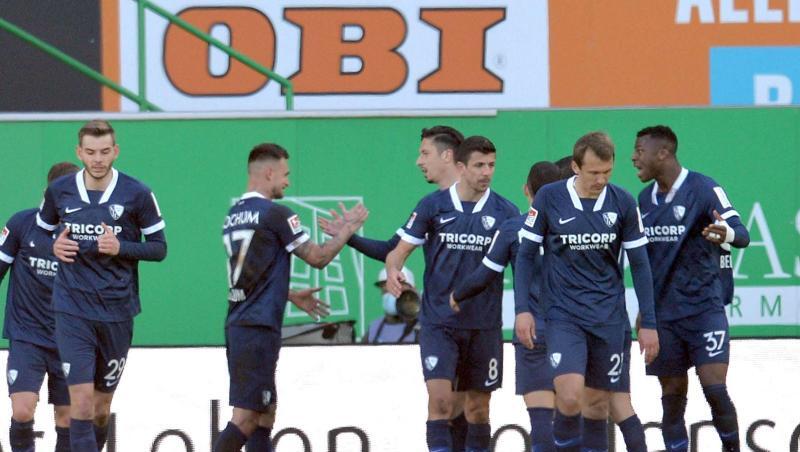 Die Bochumer Spieler jubeln über das Tor zur 2:1-Führung in Fürth.