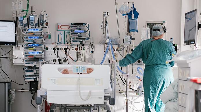 Die Zahl der in Kliniken behandelten Fälle wird Experten zufolge langfristig wegen der alternden Gesellschaft weiter ansteigen.