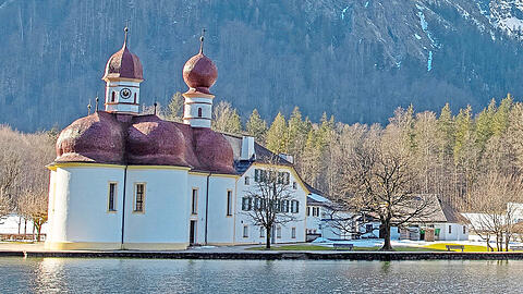 Die Wallfahrtskirche St. Bartholomä mit angrenzendem Lokal auf der Halbinsel Hirschau am Königssee im Berchtesgadener Land.