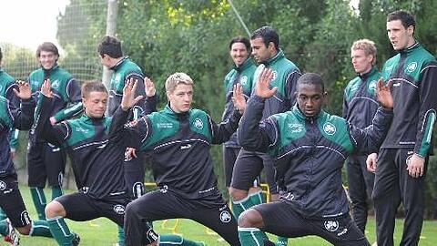 Verletzungsbedingt rausrotiert: Gegen Frankfurt fällt die Fürther Flügelzange mit Charles Takyi (von rechts) und Ivo Ilicevic aus. Stephan Schröck  hofft dafür auf eine Platz in der Startelf.
