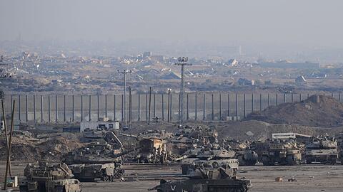 Panzer und anderes Militärgerät befeuern die Klimakrise - doch ihre Emissionen müssen nicht gemeldet werden.