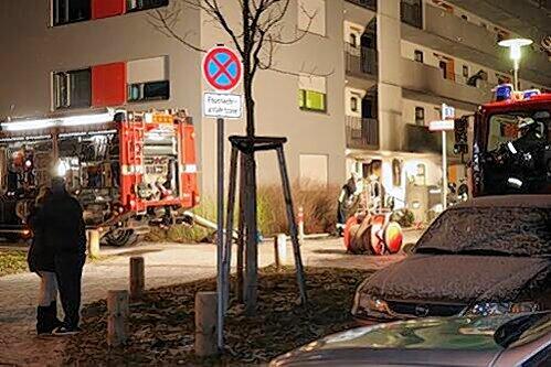 Aus dem Mehrfamilienhaus in der Pastoriusstraße in Zabo mussten zehn Bewohner gerettet werden. Eine Wohnung brannte aus.