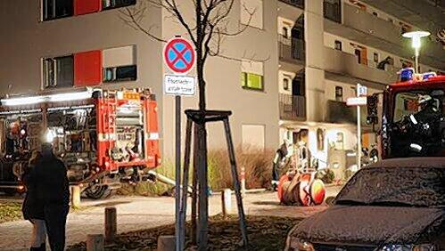 Aus dem Mehrfamilienhaus in der Pastoriusstraße in Zabo mussten zehn Bewohner gerettet werden. Eine Wohnung brannte aus. Aus dem Mehrfamilienhaus in der Pastoriusstraße in Zabo mussten zehn Bewohner gerettet werden. Eine Wohnung brannte aus.