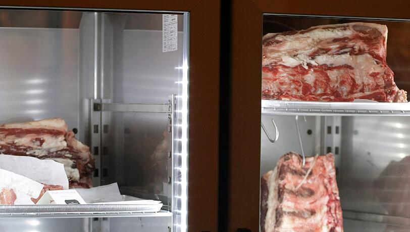 In einem speziellen Kühlschrank können Kenner sich ihr Fleisch selbst aussuchen. In einem speziellen Kühlschrank können Kenner sich ihr Fleisch selbst aussuchen.