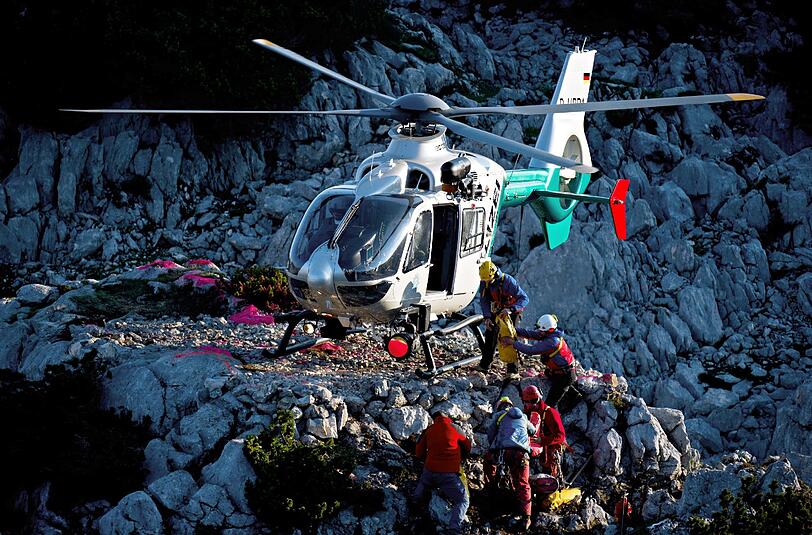 Rettungskräfte laden nahe des Eingangs zur Riesending-Höhle Ausrüstung in einen Hubschrauber. Foto: Nicolas Armer