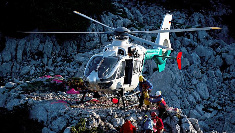Rettungskräfte laden nahe des Eingangs zur Riesending-Höhle Ausrüstung in einen Hubschrauber. Foto: Nicolas Armer Rettungskräfte laden nahe des Eingangs zur Riesending-Höhle Ausrüstung in einen Hubschrauber. Foto: Nicolas Armer