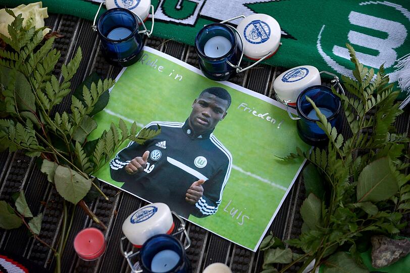 Trauer und Fassungslosigkeit: Kerzen für Junior Malanda. Der VfL Wolfsburg ist geschockt und muss evtl. das Trainingslager absagen.