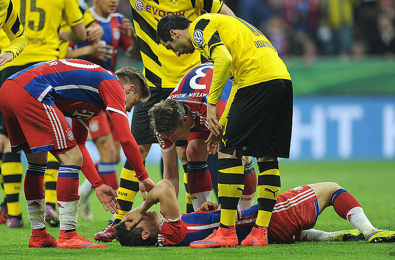 Verletzte sich beim Zusammenstoß mit BVB-Keeper Mitch Langerak schwer: Bayern-Stürmer Robert Lewandowki.