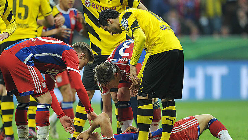 Verletzte sich beim Zusammenstoß mit BVB-Keeper Mitch Langerak schwer: Bayern-Stürmer Robert Lewandowki. Verletzte sich beim Zusammenstoß mit BVB-Keeper Mitch Langerak schwer: Bayern-Stürmer Robert Lewandowki.