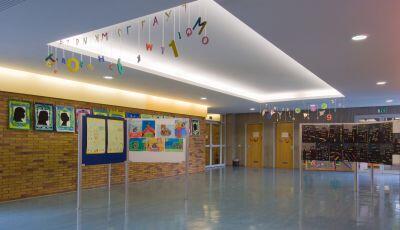 Ein Bild von der Aula,das im Internet-Auftritt der Grundschule gezeigt wird.
