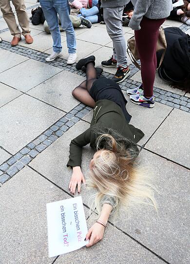 "Ein bisschen Pelz, ein bisschen Tod", steht auf dem Zettel dieser Tierschützerin.