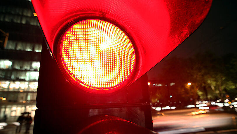 Die 30-Jährige hat die rote Ampel übersehen und kollidierte im Kreuzungsbereich mit einem anderen Fahrzeug. (Symbolbild) Die 30-Jährige hat die rote Ampel übersehen und kollidierte im Kreuzungsbereich mit einem anderen Fahrzeug. (Symbolbild)