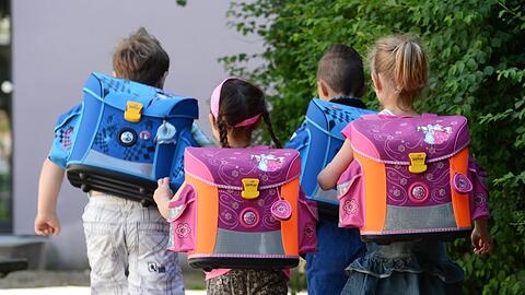Grundschulkinder gehen mit ihren Schulranzen nach Hause. Nach den Sommerferien soll der Unterricht wieder "normal" ablaufen.