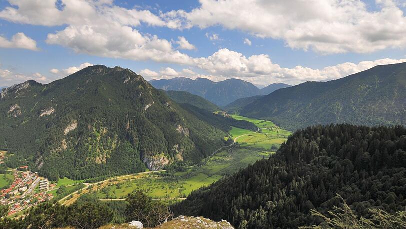 Bei einer Wanderung in den Alpen bei Oberammergau kommt ein 72-Jähriger ums Leben. (Symbolbild) Bei einer Wanderung in den Alpen bei Oberammergau kommt ein 72-Jähriger ums Leben. (Symbolbild)
