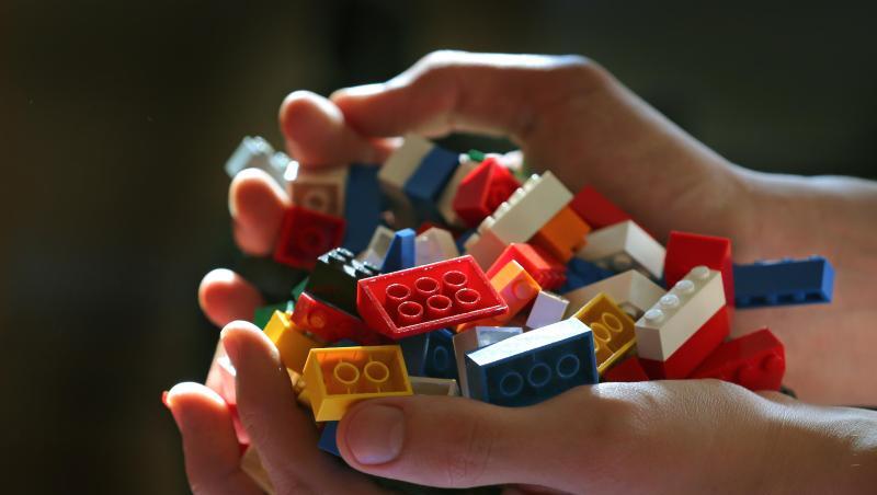 Zwei Hände halten verschiedene Lego-Steine. Foto: Karl-Josef Hildenbrand/Archiv Zwei Hände halten verschiedene Lego-Steine. Foto: Karl-Josef Hildenbrand/Archiv